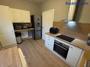 Modern 2BR Cottage Flat - Image 5