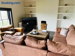 SPACIOUS LOFT APARTMENT with FAR REACHING VIEWS of the COUNTRYSIDE - Image 2