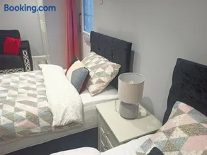 Modern Studio in Newport City Centre Free Parking & WiFi Sleeps 2 - Image 1