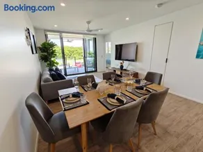 Luxury 3BR, 2BA Unit with Pool & BBQ in Gold Coast - Image 3