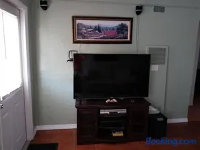 Charming 2-bedroom cottage in enjoyable Pinellas Park with AC, WiFi, and more - Image 2