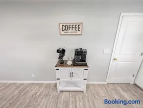 Relaxing River View Stay Renovated 3BR Home - Image 4