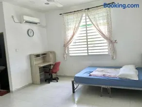 Azzinki HOMESTAY - Image 1