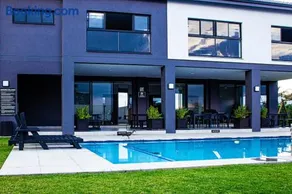 Luxury 1 Bed Apartment - Image 4