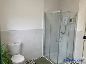 Town House with Free Parking - Image 1