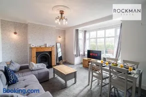 5 Bed Apartment Close To Beach with Off-street parking - Perfect for Contractors - Fast Wi-Fi - Close to beach - Image 2