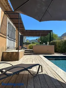 House with a view of Luberon and a pool - Image 1