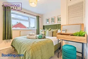 Cosy 3-Bedroom Serviced House with Free Fast WiFi and Parking for 2 Cars By Redwood Stays - Image 4