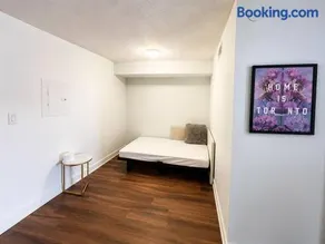 1BR plus Den with free Parking, Pool, Gym and Hot Tub - Image 4