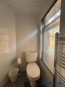 Spacious Home in Bangor Centre, 2 King Beds, 1 Single and Garage - Image 4
