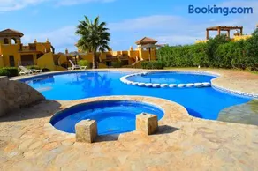 Apartamento con hermoso jardín y AC - Image 1