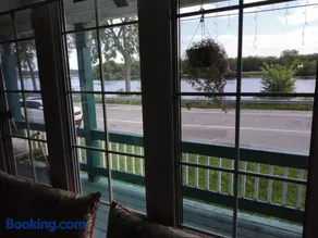 Beautiful Guest Home Riverfront Retreat 15 Min to Ottawa - Image 5
