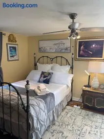 Cozy room in house at Airport & Highway - Image 2