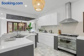 Luxe Thirroul Home, Pool Spa Home Theatre - Image 1