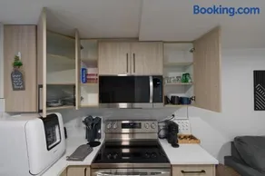 Cozy 1 Bed Suite with Sofa Bed Near Hospital & Downtown for Extended Stays - Image 1
