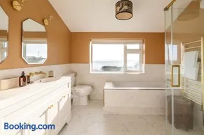 Luxury Cornish Seaview Bungalow - Image 4
