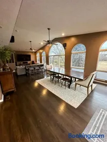Spacious 4-bed family home with park views - Image 2