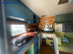 Private room and shared kitchen in vintage caravan Countryside views - Image 5