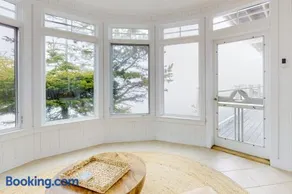 Spectacular oceanfront retreat with amazing views, sunroom & washer/dryer - Image 2