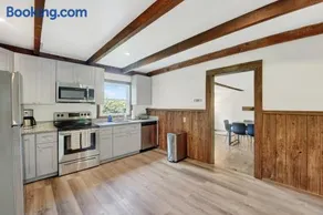 Spacious 5-Bed Retreat in Charming Kennett Square - Image 4
