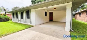 Comfortable & Spacious 3 Bedroom Home - Image 1