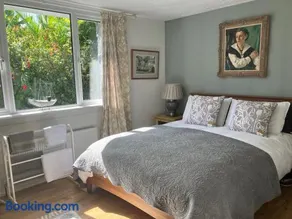 Fuchsia Cottage - Image 1