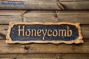 Honeycomb Treehouse in the Heart of Dorset - Image 2