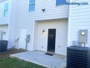 Brand NEW HOME mins to airport - Image 3