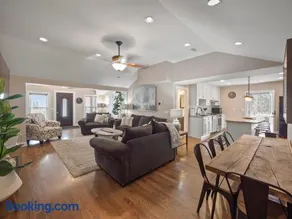 Cheerful 5-bedroom w/Screened Patio, Sleeps 10 in the heart of Fremont! - Image 1