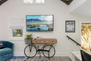 The Cozy Yellow Cottage in Dilworth - Image 5