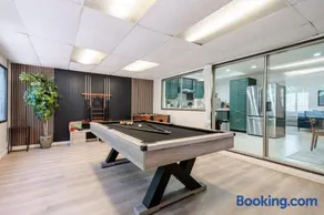 Elegant Retreat w/ Game room in Heart of OC - Image 4