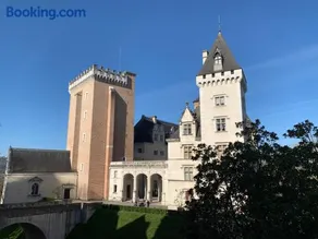 Wonderhost, vue magique sur le Château dans un quartier populaire - Image 1