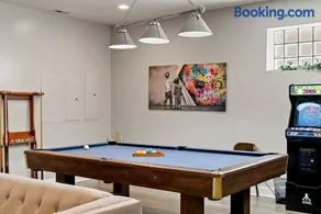 Spacious Luxury Retreat 8 Bed Oasis with 6 Baths - Image 3