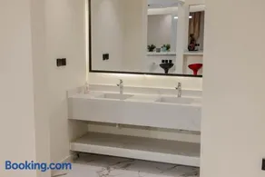 Spacious Middle Floor Apartment Central Location - Image 4