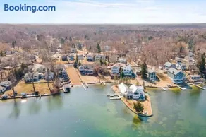 Lily of the Valley Cottage, Cozy Lake Orion Gem - Image 2