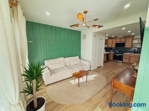 Elegant 3BR 2BA Entire Apartment Short Walk To The Beach Heart Of Wildwood - Image 1