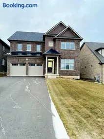 4-Bdrm Comfort with Fireplace mins from Downtown - Image 5