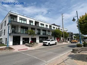 Beachview getaway at the New Carlyle 202 on the Main strip in Grand Bend - Image 4