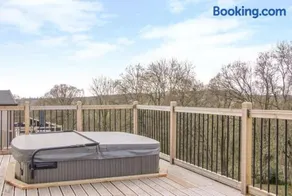 Fabulous detached lodge with hot tub two nights minimum stay - Image 4