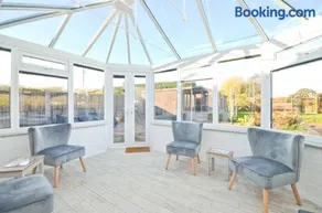 Dassia-Rural Bungalow, Dog Friendly with Hot Tub Near Gurnard - Image 4