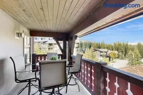 Lovely mountain-view condo with shared hot tub pool & more - walk to lifts - Image 2