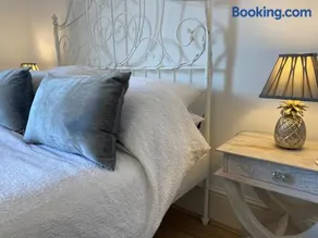 Deluxe Three Bed BnB in Henley-on-Thames near Station River & Town Centre - Image 1