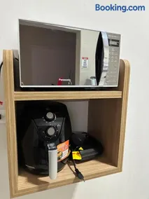 Apê no Centro com Ar, Suíte e Cozinha Completa - Image 5