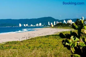 Apto a 100m da PRAIA, dois quartos, 2 bcw, sala de estar, Cozinha completa, Churrasqueira, Wi-Fi Ideal para famílias ou amigos viverem momentos inesquecíveis Reserve agora mesmo - Image 3