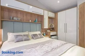 Premium Chalet at Newquay Away Resorts MV7 - Image 4