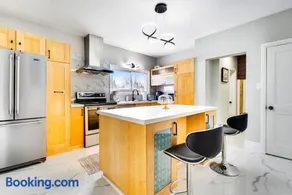 4-Bedroom Family Retreat Near Niagara Falls & Parking Included - Image 2
