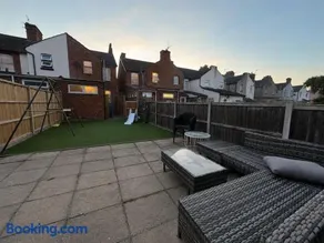 2 BR, Mdn Family home - Insurance, Peter Rabbit theme single room, Garden - Image 3