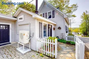 Classic home with prime location 1 block from Main Street - Image 2