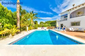 Great villa close to bars, restaurants and beach - Image 1