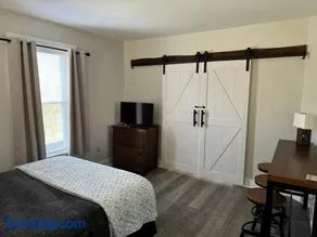 Historic Downtown Willoughby District 2BD Walkable Charm - Image 2